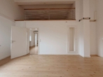 WOHNBEREICH / GALERIE - Modernes Wohnen in zentraler Bestlage – helle Dachgeschosswohnung mit offenem Wohnkonzept