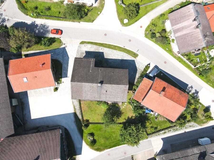 Vielseitig nutzbares Wohnhaus in Südausrichtung mit sonnigem Garten - Drohnenaufnahme