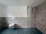 BADEZIMMER I - Erstbezug / Stilvolle Neubauwohnung mit Terrasse und Grünfläche