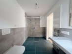 BADEZIMMER I - Erstbezug / Stilvolle Neubauwohnung mit Terrasse und Grünfläche
