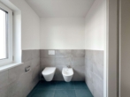 BADEZIMMER II - Erstbezug / Stilvolle Neubauwohnung mit Terrasse und Grünfläche