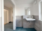 BADEZIMMER II - Erstbezug / Stilvolle Neubauwohnung mit Terrasse und Grünfläche