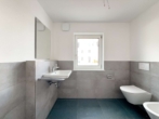 BADEZIMMER II - Erstbezug / Stilvolle Neubauwohnung mit Terrasse und Grünfläche