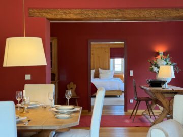 Klassik trifft Komfort – Hochwertige Obergeschoss-Wohnung in idyllischer Lage, 83112 Frasdorf, Etagenwohnung