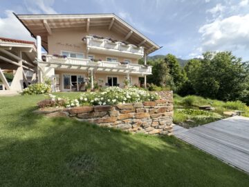 Luxuriöser Alpenchic: Exklusive Immobilie direkt am Golfplatz in Reit im Winkl, 83242 Reit im Winkl, Mehrfamilienhaus