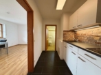 EINLIEGERWOHNUNG / KÜCHE - Leben am Chiemsee – Stilvolle Maisonettewohnung mit Panoramablick & Einliegerwohnung