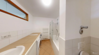 BADEZIMMER - Exklusive Erdgeschosswohnung mit Sonnenterrasse und Alpenpanorama nahe Prien am Chiemsee