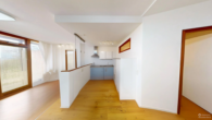 WOHNBEREICH / KÜCHE - Exklusive Erdgeschosswohnung mit Sonnenterrasse und Alpenpanorama nahe Prien am Chiemsee