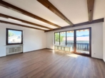 Wohnzimmer - RESERVIERT – Helle 2-Zi.-Whg. mit Bergblick und umlaufendem Balkon – Wohnpotenzial in TOP Lage