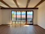Wohnzimmer mit Bergpanorama - RESERVIERT – Helle 2-Zi.-Whg. mit Bergblick und umlaufendem Balkon – Wohnpotenzial in TOP Lage