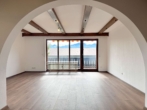 Wohnzimmer mit Bergblick - RESERVIERT – Helle 2-Zi.-Whg. mit Bergblick und umlaufendem Balkon – Wohnpotenzial in TOP Lage