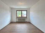 Schlafzimmer - RESERVIERT – Helle 2-Zi.-Whg. mit Bergblick und umlaufendem Balkon – Wohnpotenzial in TOP Lage