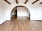 Wohnzimmer mit Blick zum Essbereich - RESERVIERT – Helle 2-Zi.-Whg. mit Bergblick und umlaufendem Balkon – Wohnpotenzial in TOP Lage