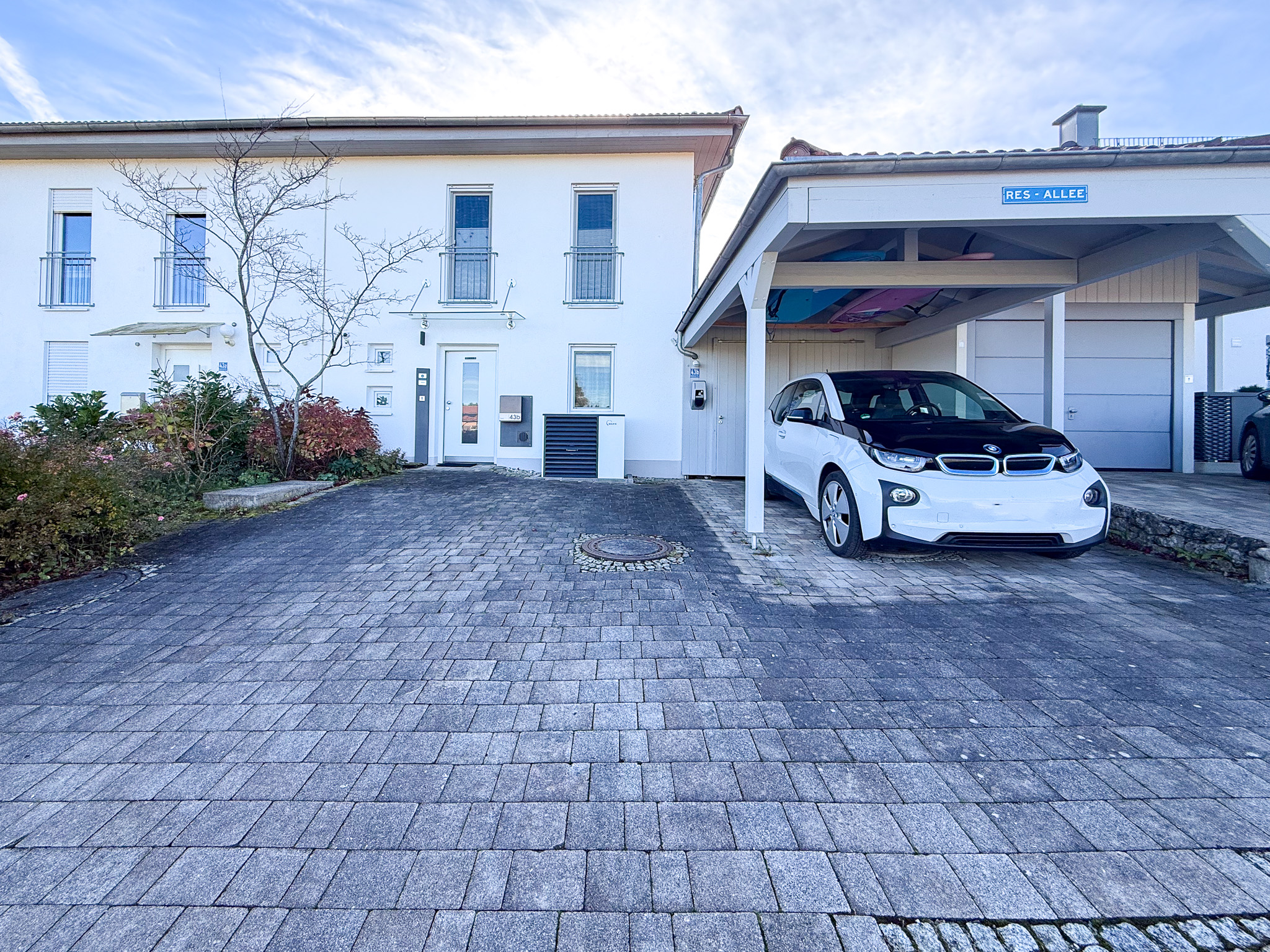 Eingang & Parkplatz