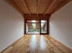 SCHLAFZIMMER - Nur eine Minute von Prien am Chiemsee entfernt – Exklusives Wohnen mit Alpenblick