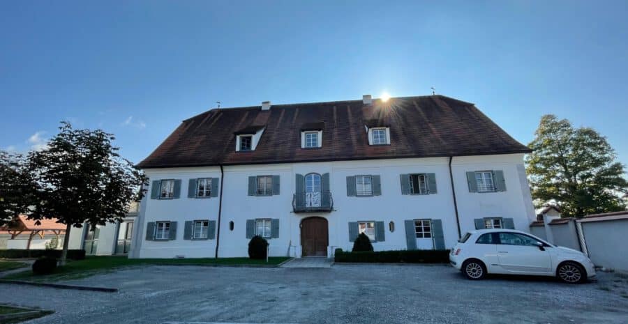 Reizende DG-WHG als Erst- od. Zweitwohnsitz in ehemaligem Schloss-Winkl - Außenansicht