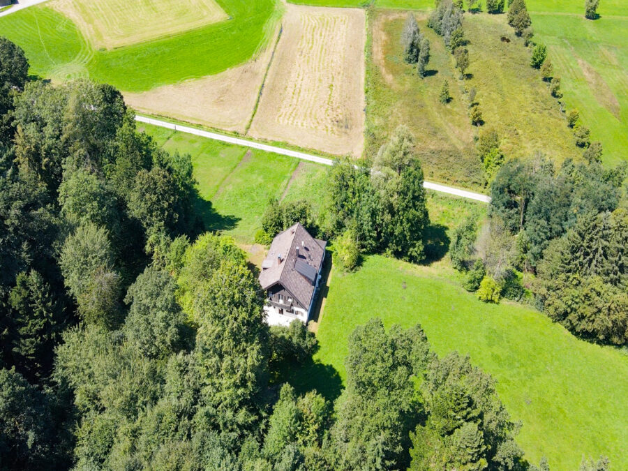 Absolute Alleinlage - Landhaus aus dem 18. Jahrhundert - Drohnenbild