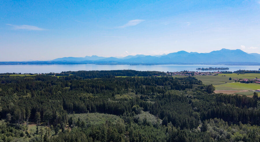 Absolute Alleinlage - Landhaus aus dem 18. Jahrhundert - Drohnenbild Chiemsee