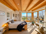 Hauptschlafzimmer - EFH in erhöhter Lage mit Weitblick über die Berge und den Schloßsee – Liegenschaft mit Potenzial