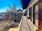 Süd-Ost Balkon - EFH in erhöhter Lage mit Weitblick über die Berge und den Schloßsee – Liegenschaft mit Potenzial