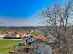 Blick vom Balkon zum Pelhamer See - EFH in erhöhter Lage mit Weitblick über die Berge und den Schloßsee – Liegenschaft mit Potenzial