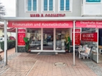 Haupteingang mit fester Überdachung - Vielseitige Gewerbefläche in sehr guter Lage von Prien – derzeit voll ausgestatteter Friseursalon
