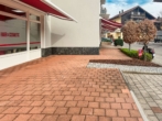 Terrassenbereich mit Markise im Süden - Vielseitige Gewerbefläche in sehr guter Lage von Prien – derzeit voll ausgestatteter Friseursalon