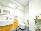Eine von zwei Toiletten - Vielseitige Gewerbefläche in sehr guter Lage von Prien – derzeit voll ausgestatteter Friseursalon