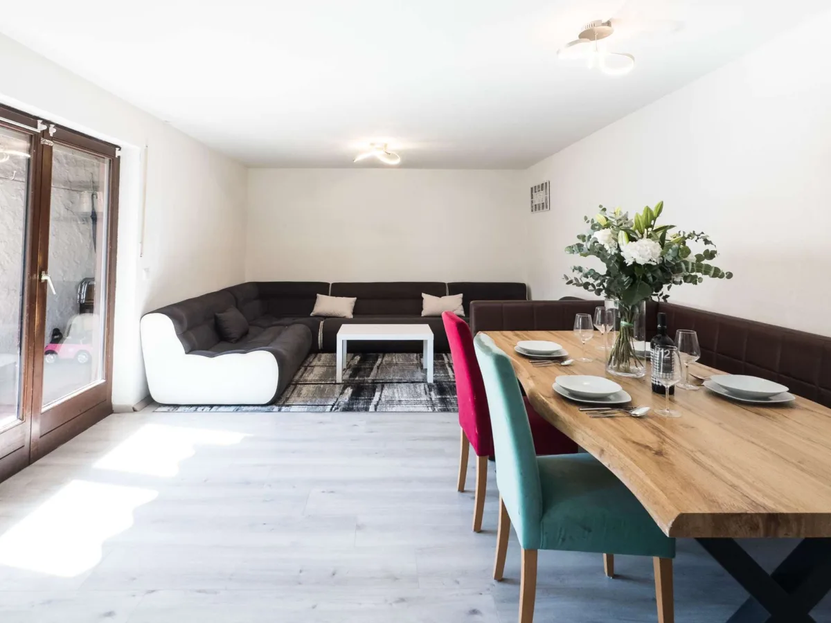 Helles Wohnzimmer mit Essbereich