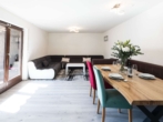 Helles Wohnzimmer mit Essbereich