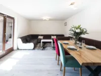 Helles Wohnzimmer mit Essbereich