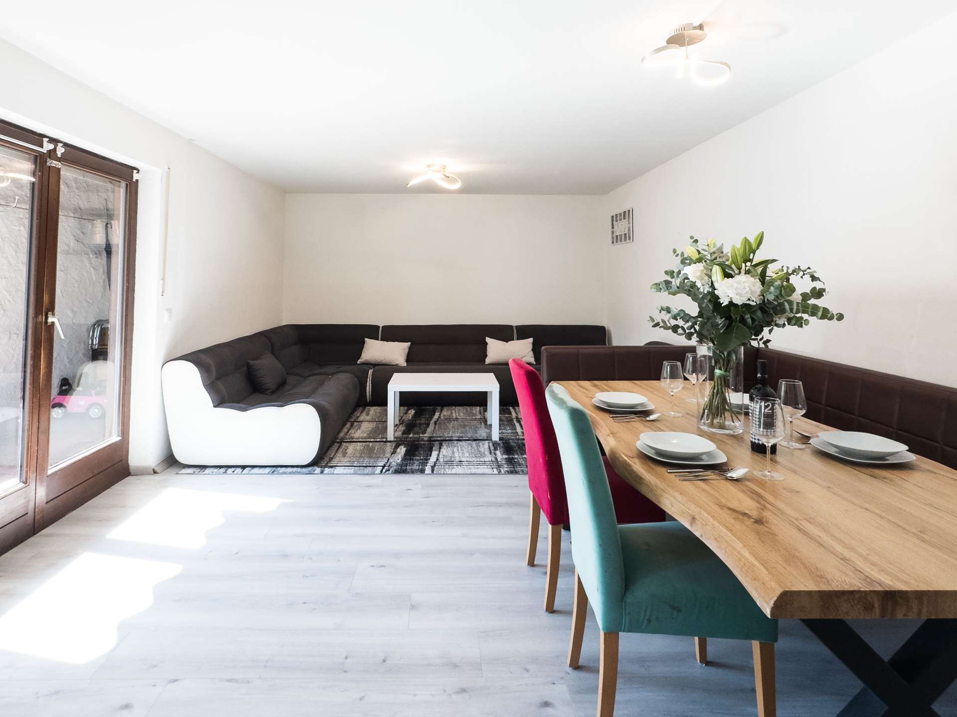 Helles Wohnzimmer mit Essbereich