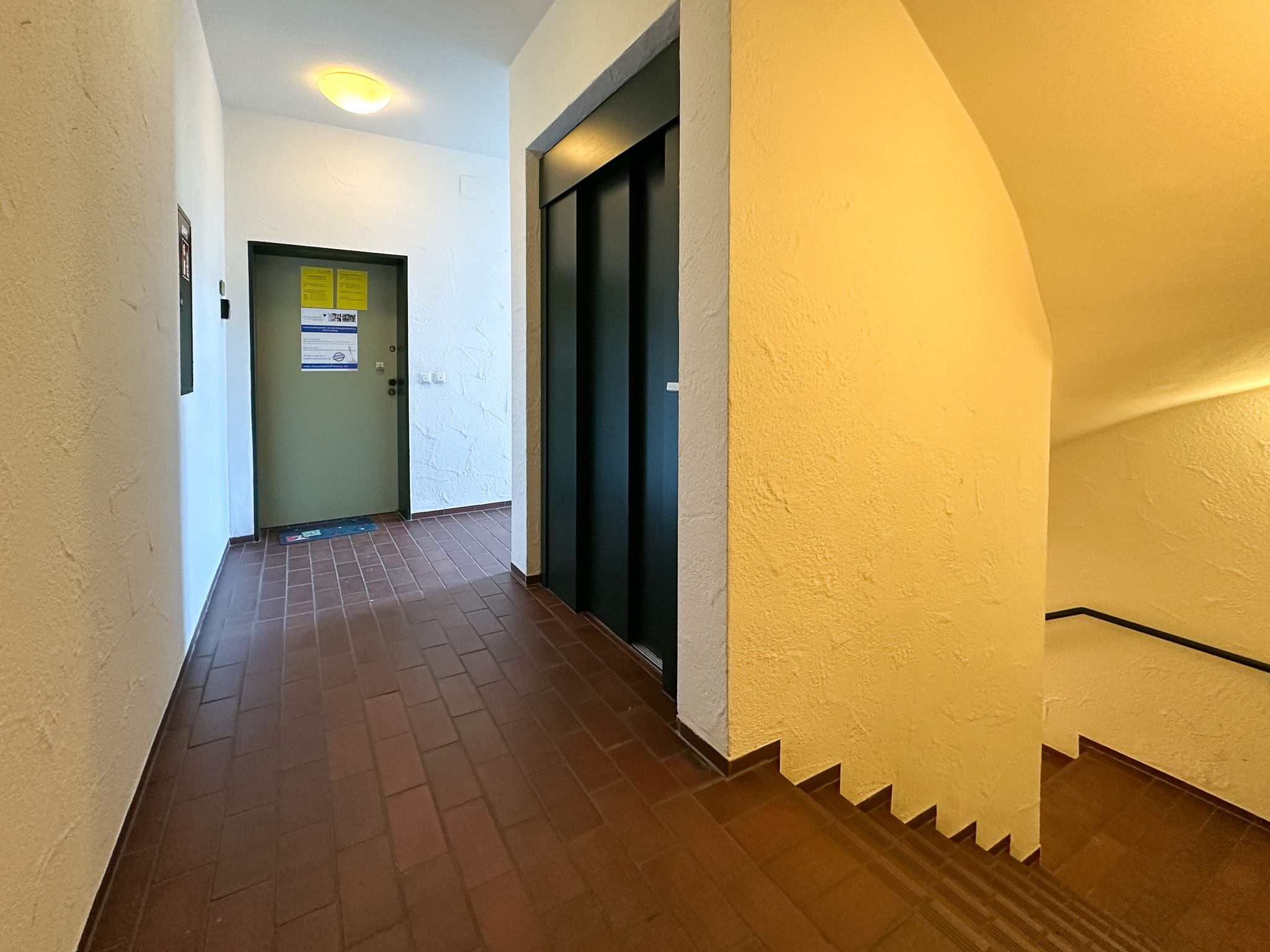Eingang mit Aufzug