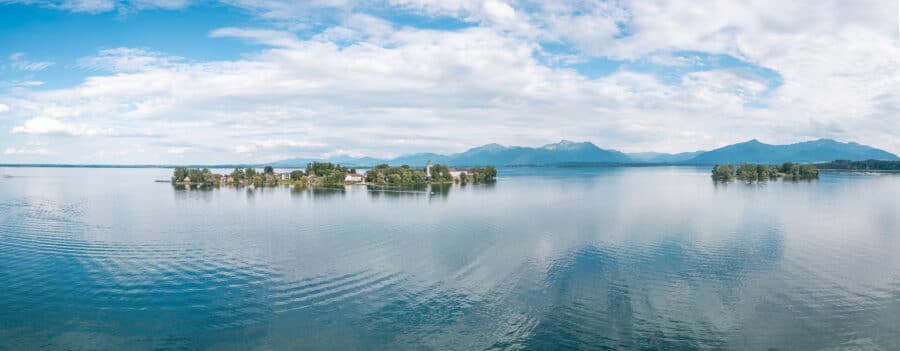 BAUANTRAG GENEHMIGT: Spektakulär Wohnen mit privatem Steg am Chiemsee - Secret Sale