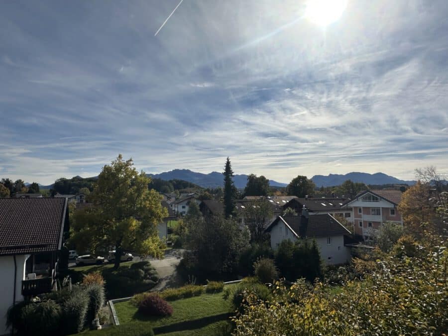 360° Panoramablick in die Berge über die Dächer von Prien am Chiemsee - Umgebung