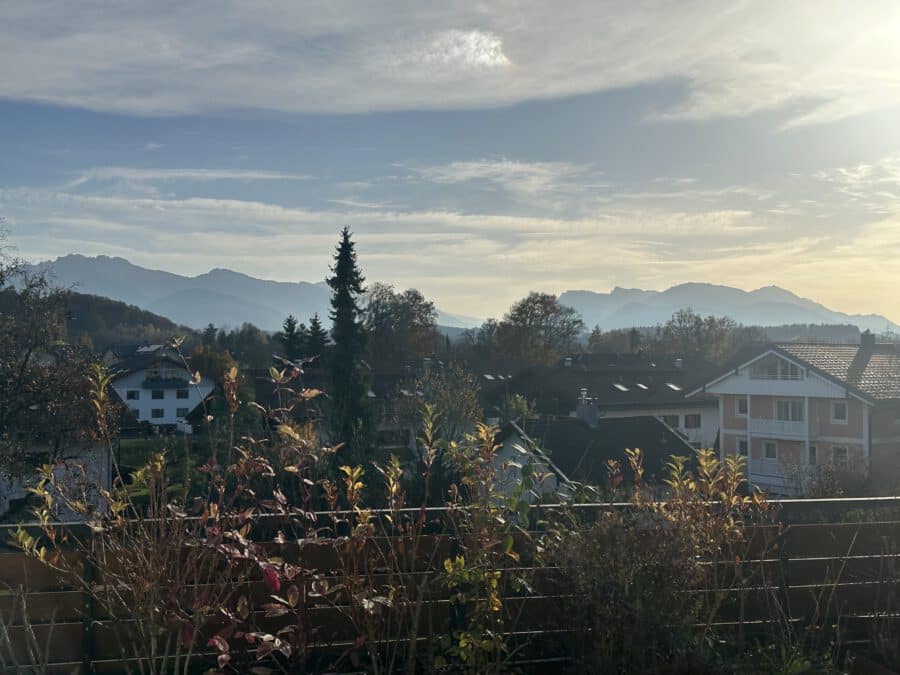 360° Panoramablick in die Berge über die Dächer von Prien am Chiemsee - Kampenwand