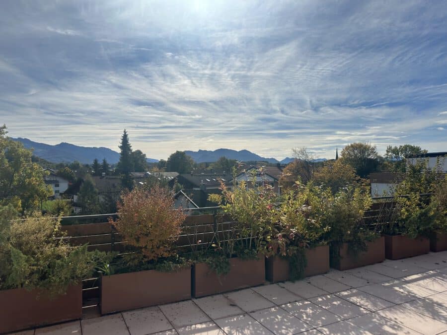 360° Panoramablick in die Berge über die Dächer von Prien am Chiemsee - Stimmung