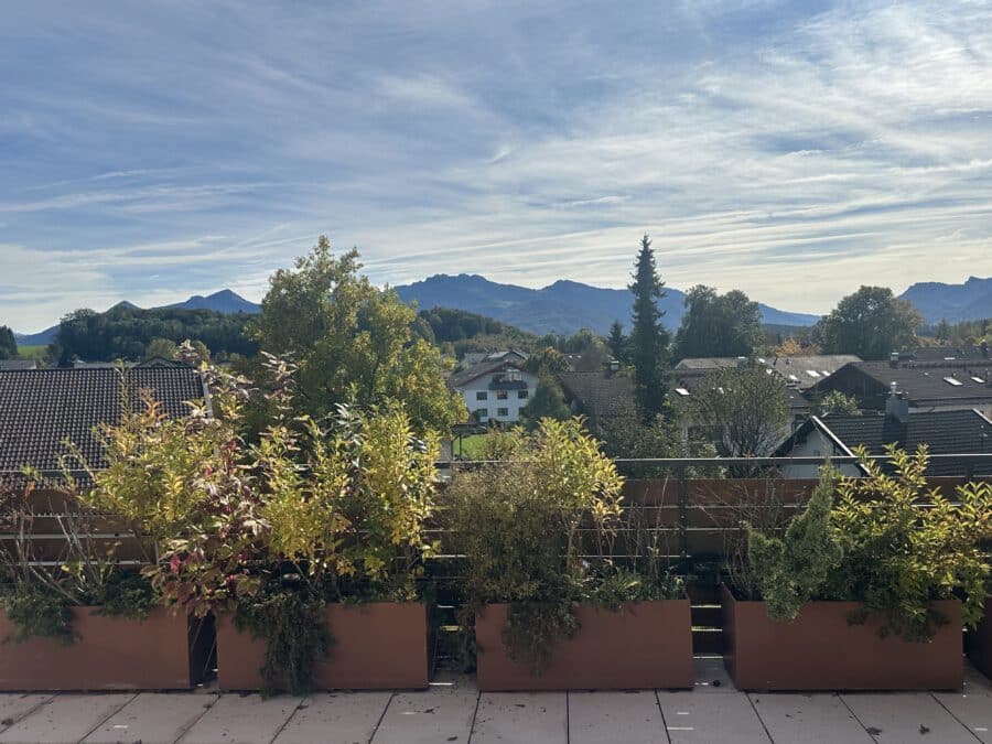 360° Panoramablick in die Berge über die Dächer von Prien am Chiemsee - Bergblick Süd